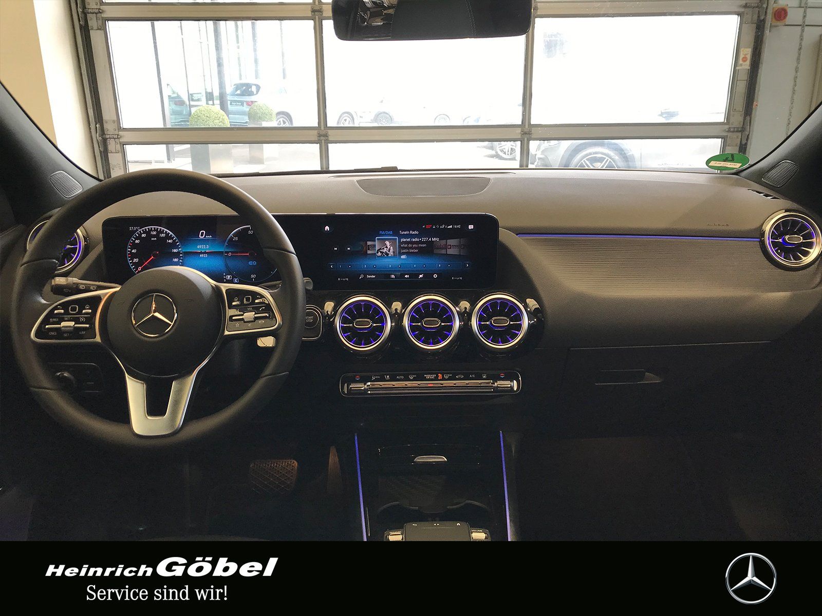 Fahrzeugabbildung Mercedes-Benz EQA 250 +PANO+AHK+LED+360°+MEMORY+TOTWINKEL+SHZ