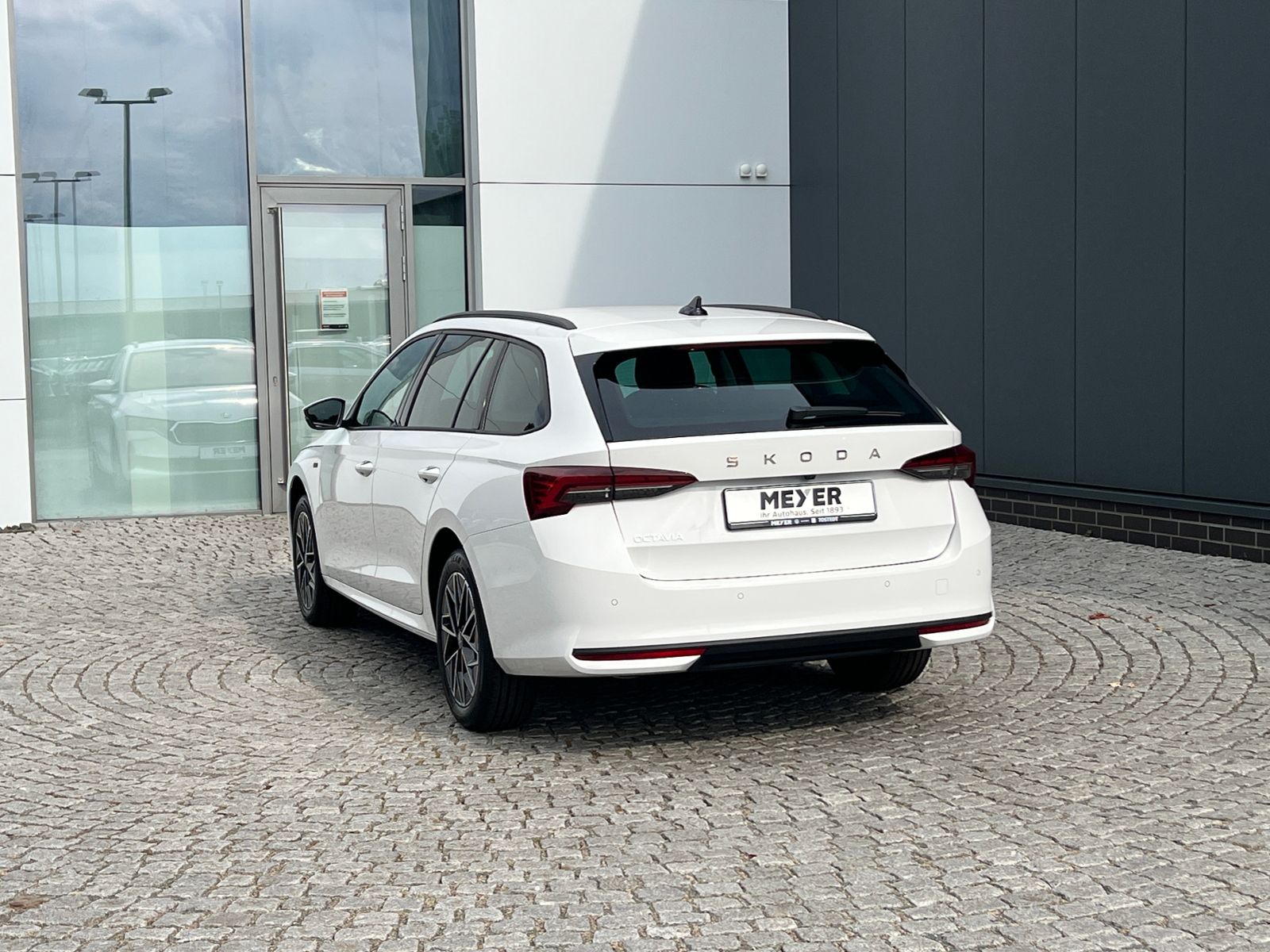 Fahrzeugabbildung SKODA Octavia Combi TOUR 2.0 TDI DSG *AHK, Travel Assi