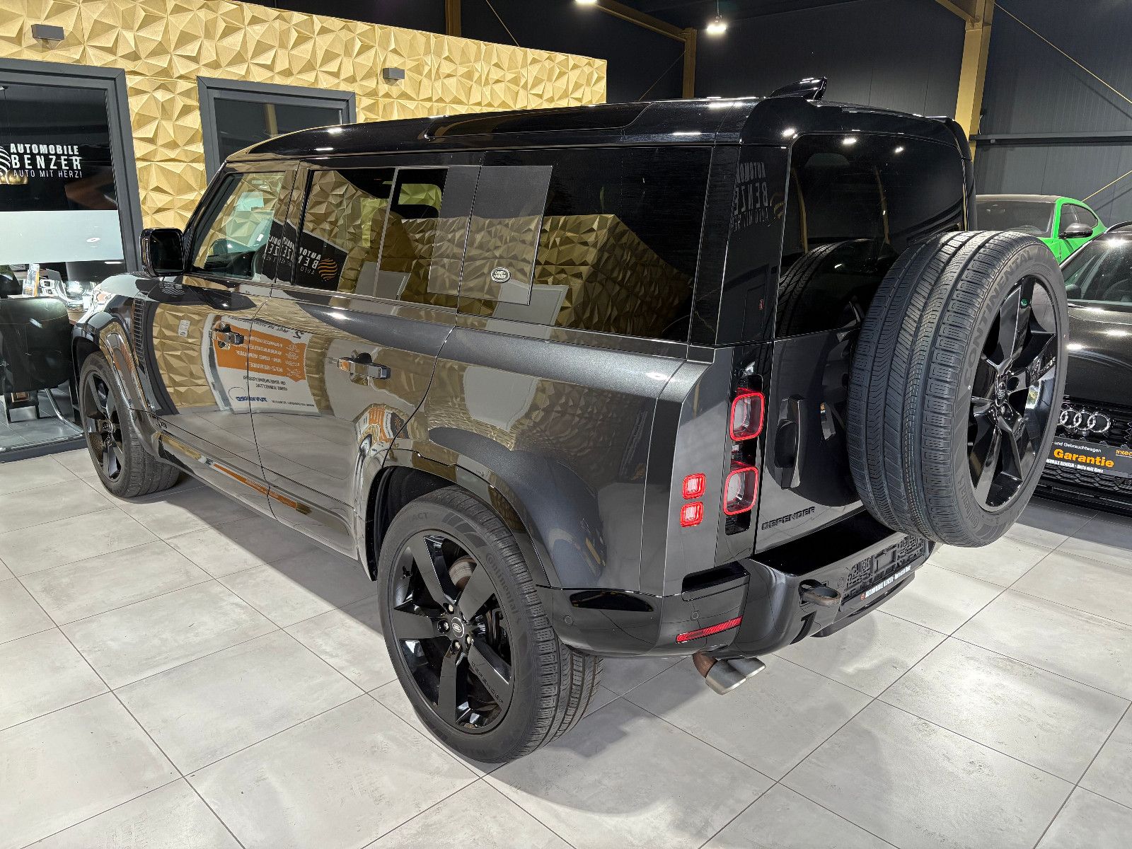 Fahrzeugabbildung Land Rover Defender 110 V8/PANO/ACC/HEAD-UP/360°/APPLE/AMBI