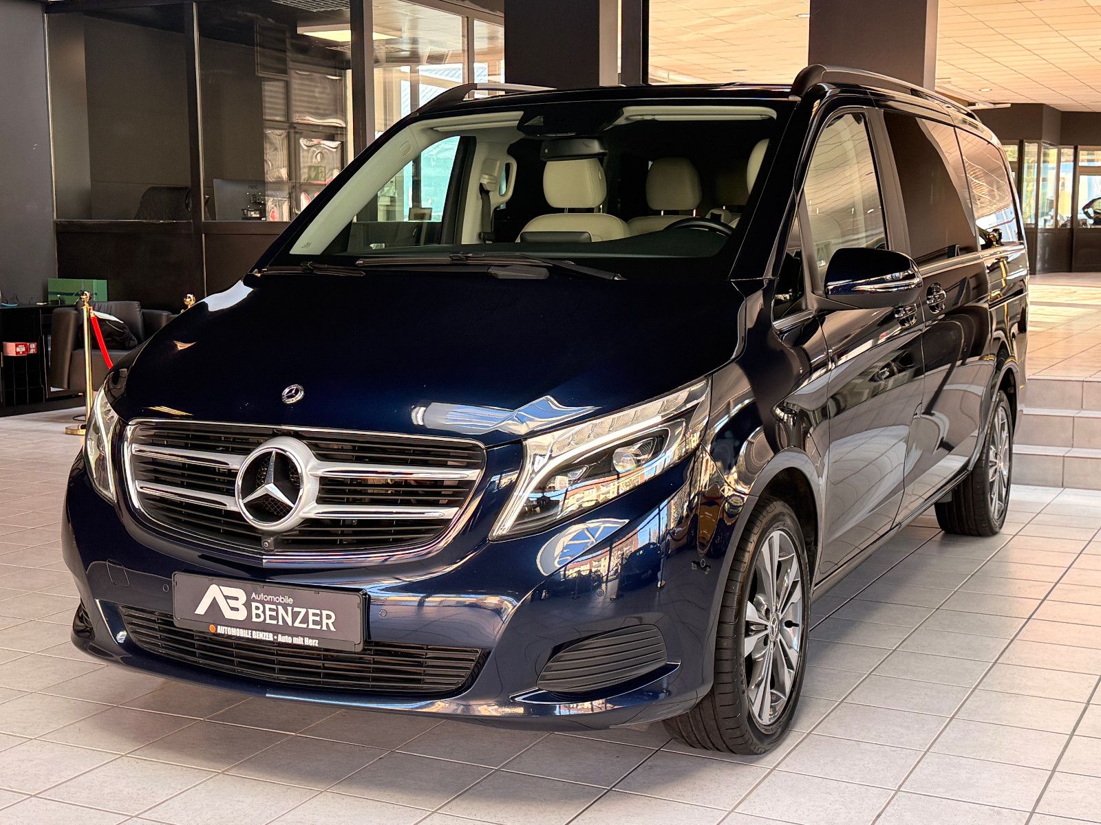 Fahrzeugabbildung Mercedes-Benz V 250/AVANTGARDE/LANG/4MATIC/LEDER/LED/NAVI/6SIT