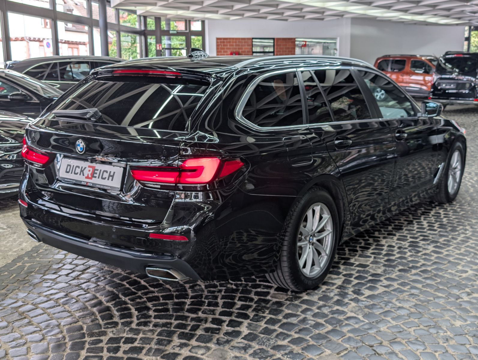 Fahrzeugabbildung BMW 520d M Sport MHEV LEDER HUD AMBI LED APP 4xSHZ