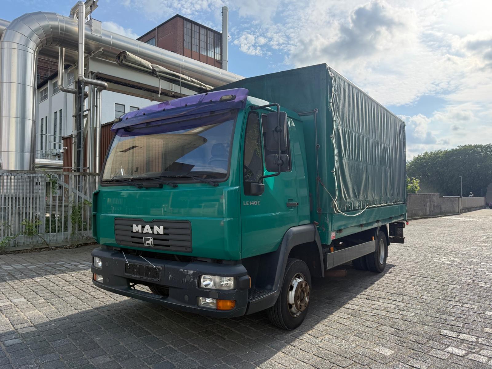 MAN LE 140 Pritsche + Plana Ladebordwand