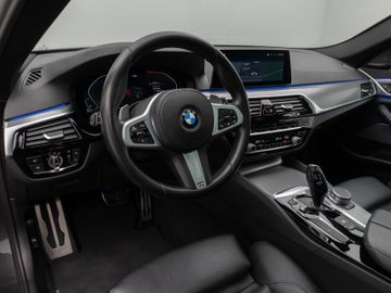 Fahrzeugabbildung BMW 530d xD M Sport Panorama Kamera H/K Alarm 19Zoll