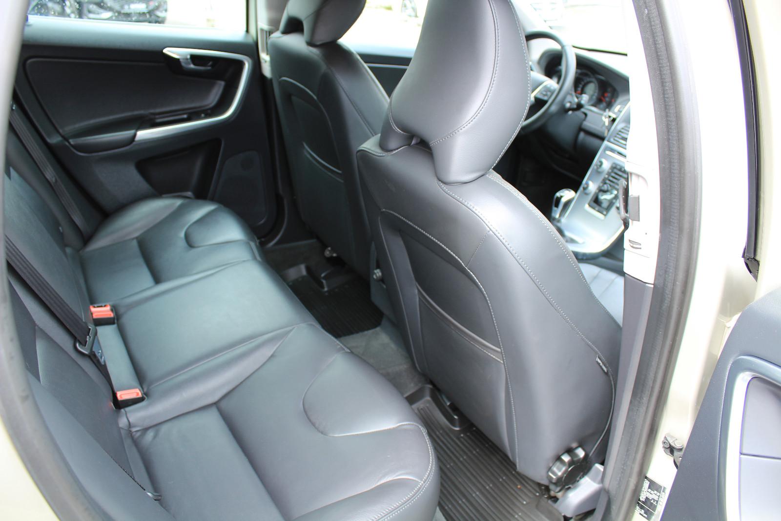 Volvo XC60 D3 Momentum Geartronic+SENSUS+LEDER+PDC+AHK