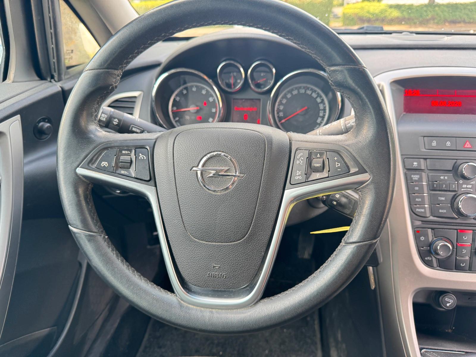 Opel Astra 2011 — photo 14