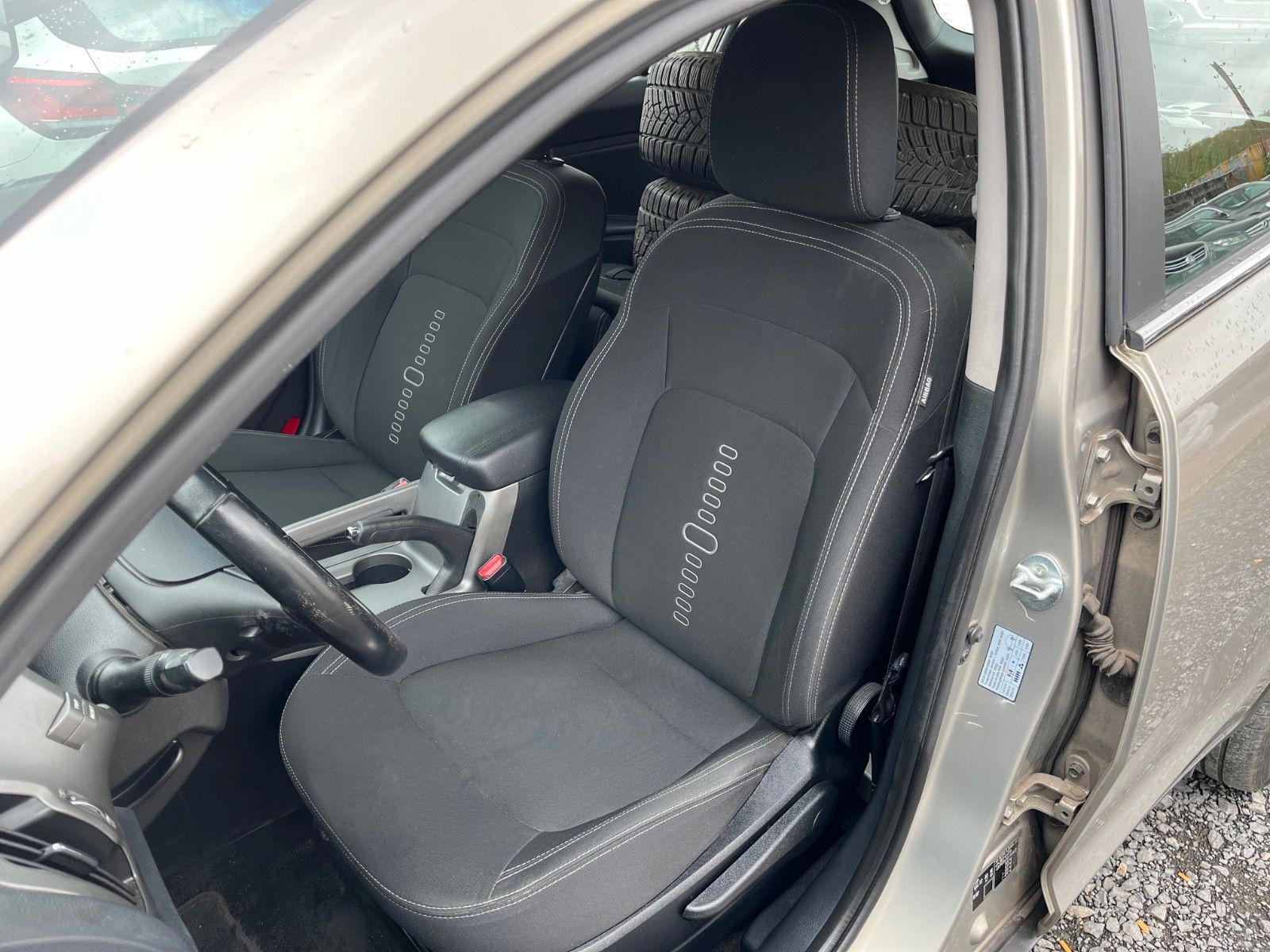 Fahrzeugabbildung Kia Sportage Attract 2WD 1.6 GDI Navi Kamera Tempoma
