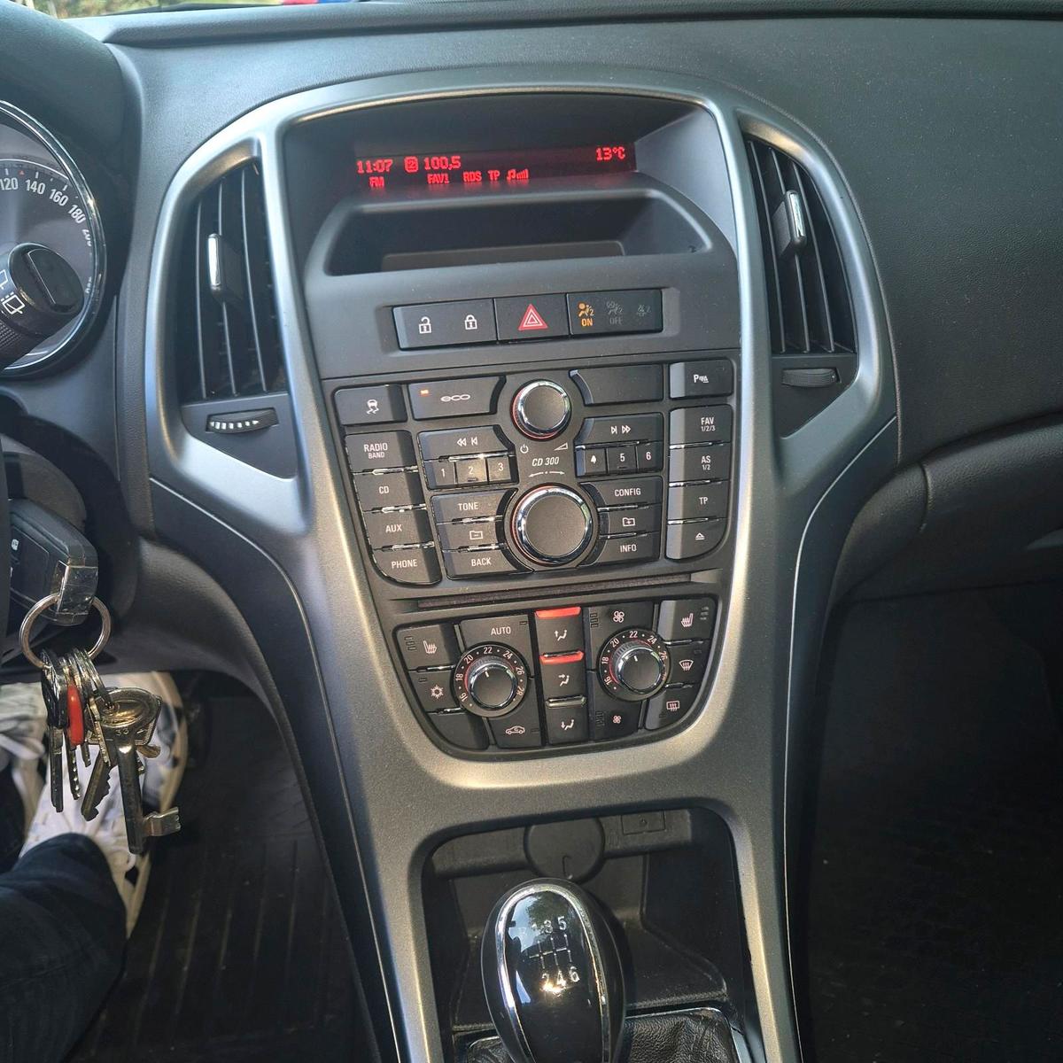 Opel Astra 2013 — photo 7