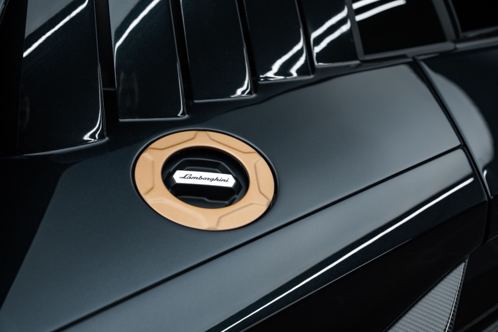 Fahrzeugabbildung Lamborghini Countach LPI 800-4 1of112/CARBON/LIFT