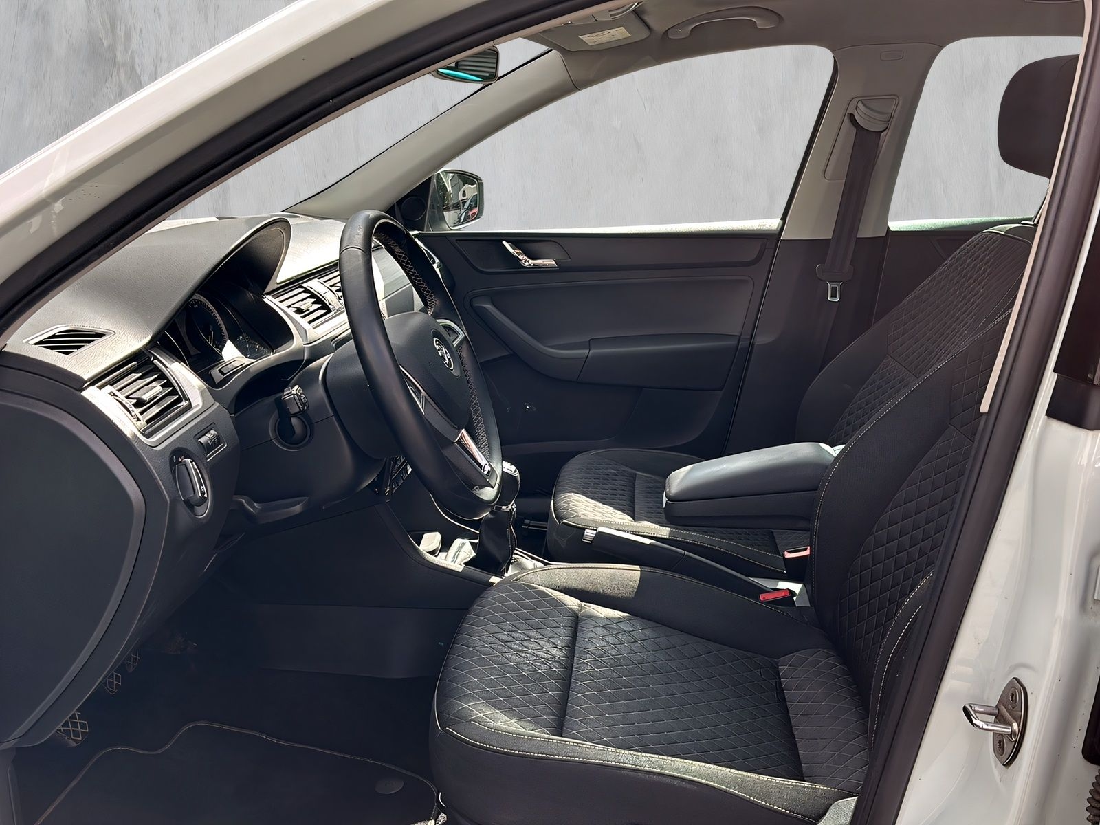 Fahrzeugabbildung SKODA Rapid 1.2i Edition NAVI PANORAMA XENON DAB PDC