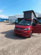 Volkswagen T7 California Ocean - rote Volkswagen T7 California