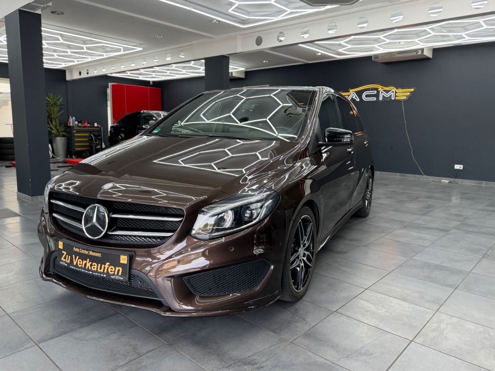 MERCEDES-BENZ B220 4Matic AMG Night-Paket *Pano*Kamera*HK*AHKD