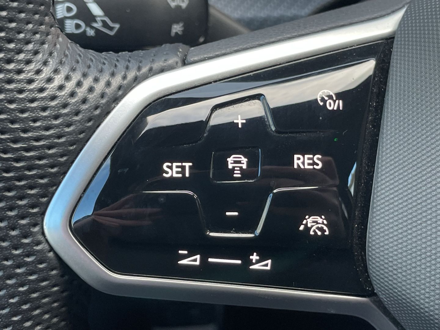 Golf VIII 1.5eTSI DSG R-Line AHK/Kamera/Navi/ACC
