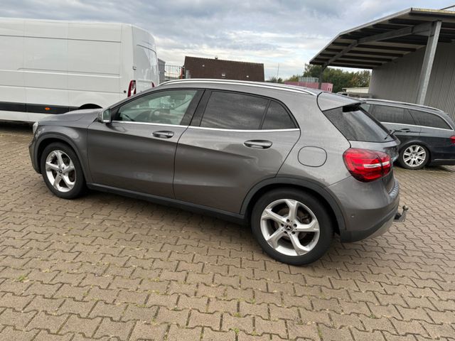 Mercedes-Benz GLA 220 d 4Matic Pano LED Navi AHK Totw. Spur...