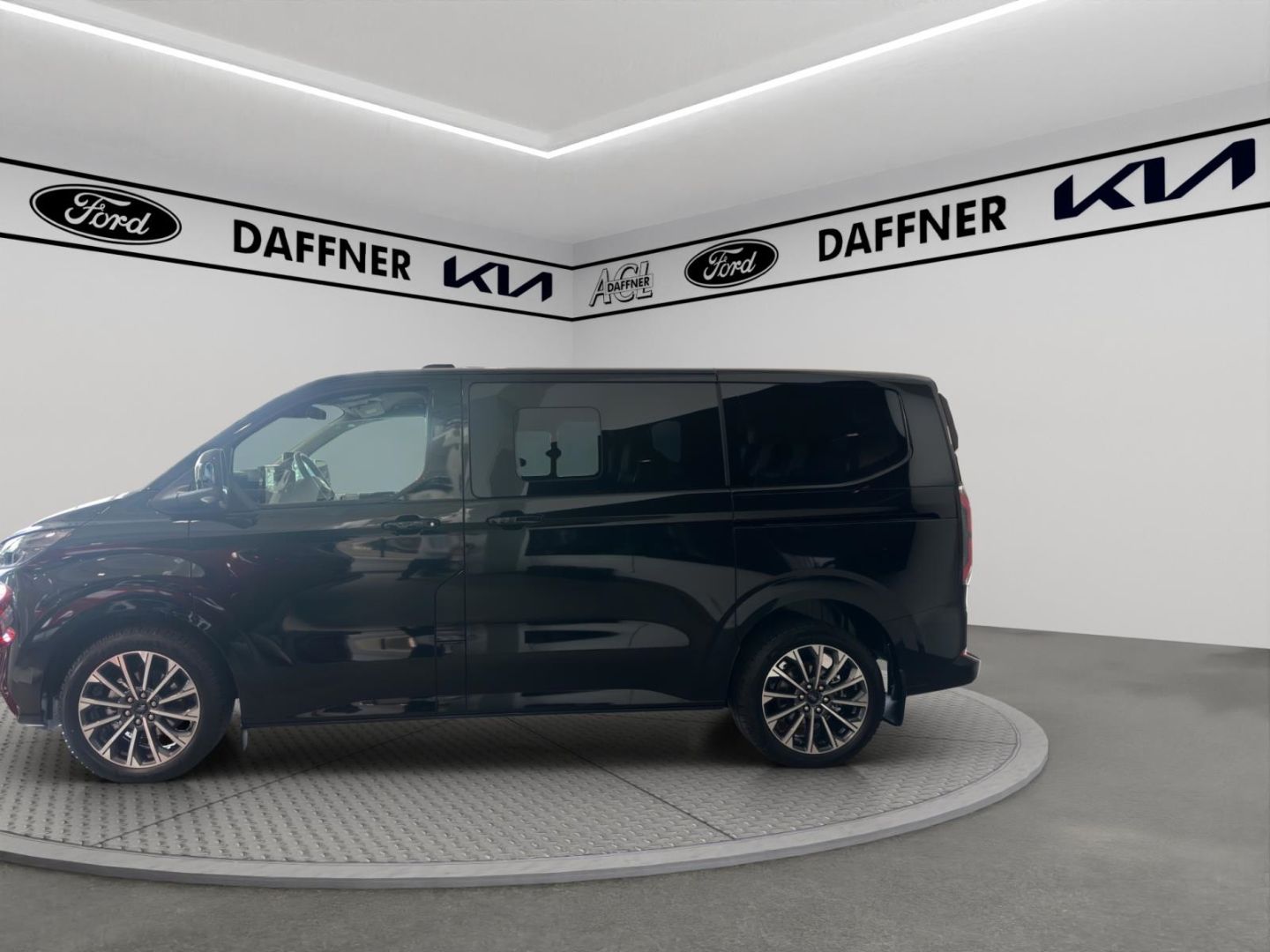 Fahrzeugabbildung Ford Tourneo Custom Bus Plug-in Hybrid 340 L1 Titaniu
