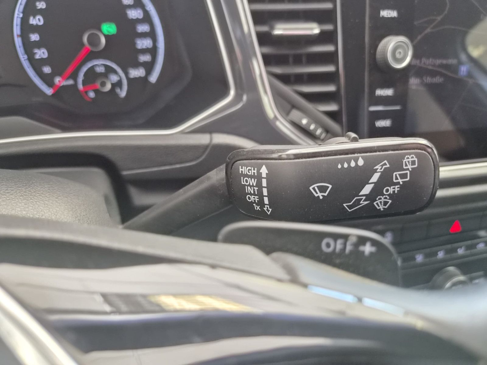 Fahrzeugabbildung Volkswagen T-Roc Sport 4Motion / LED / SCHECKHEFT