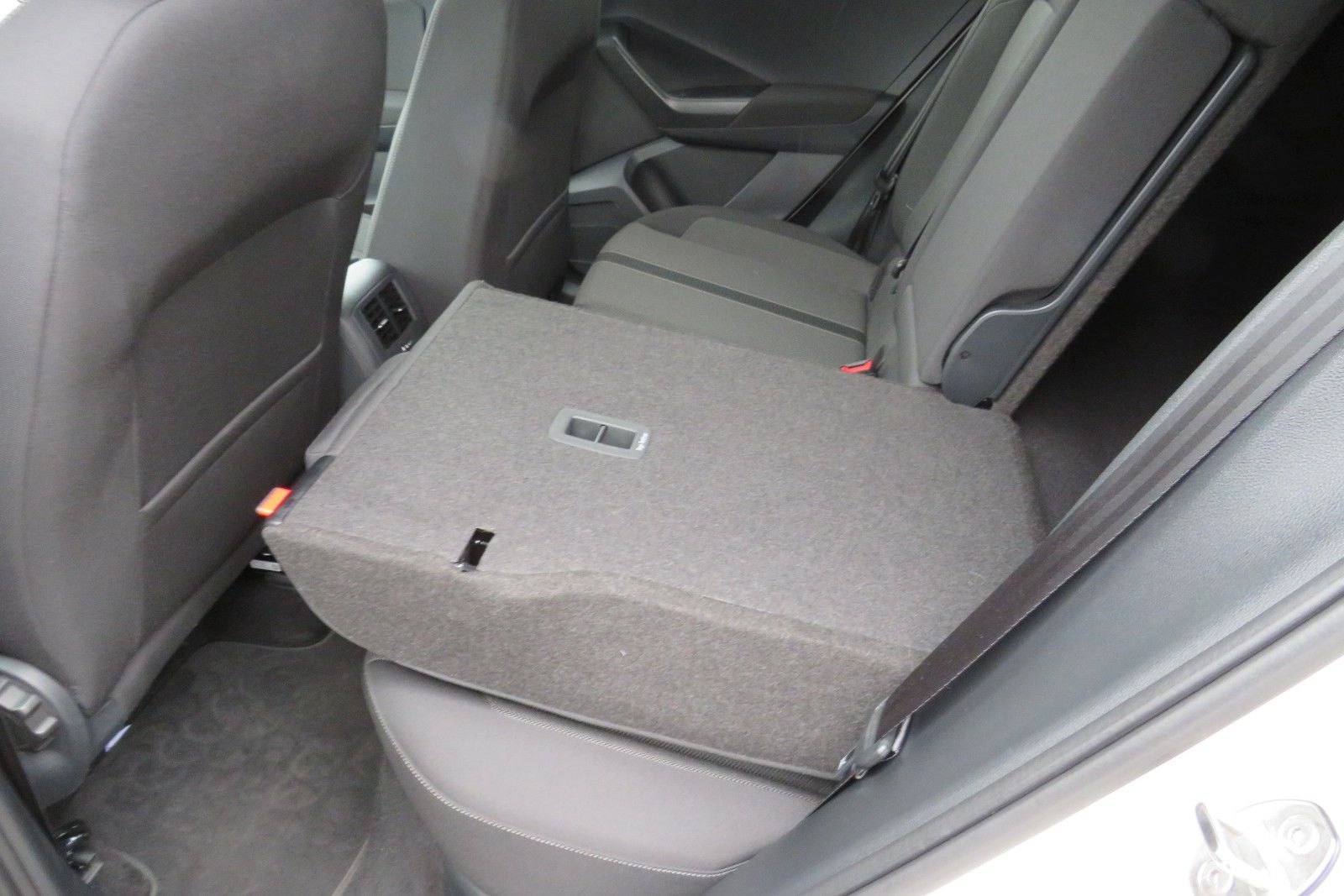 Fahrzeugabbildung Volkswagen T-Roc Life AHK ACC SITZH GJ NAVI APP 1.HD
