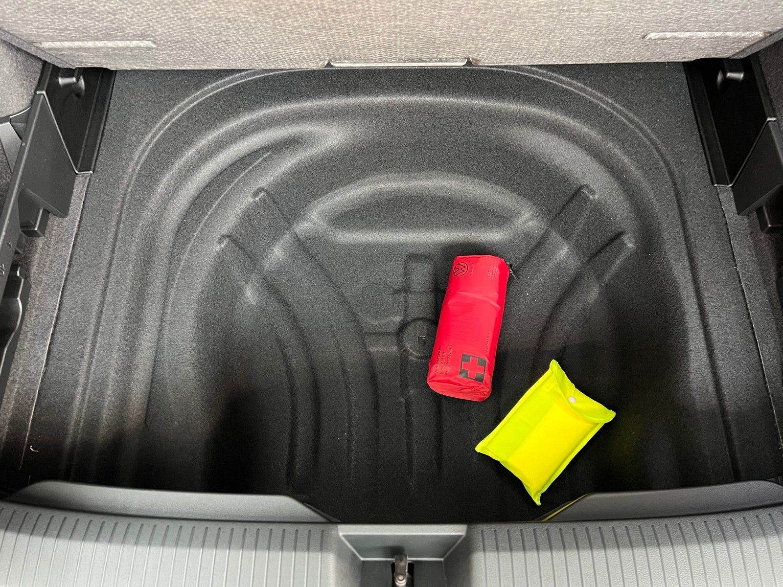 Fahrzeugabbildung Volkswagen Golf VIII Var. Style 1,5 eTSI DSG +IQ.Light+Navi
