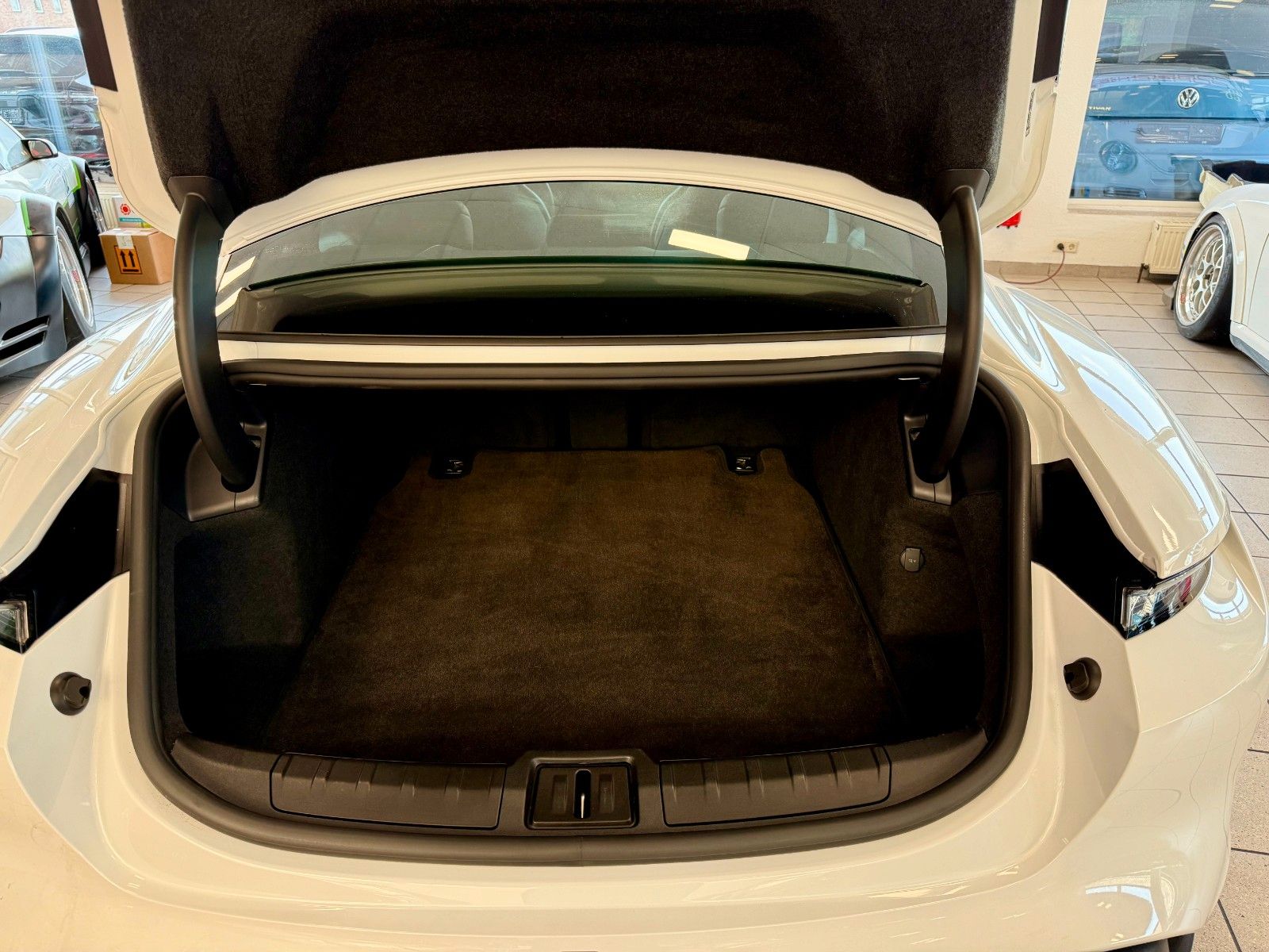 Fahrzeugabbildung Porsche Taycan Performance/Luftfederung/Panorama/HeadUP