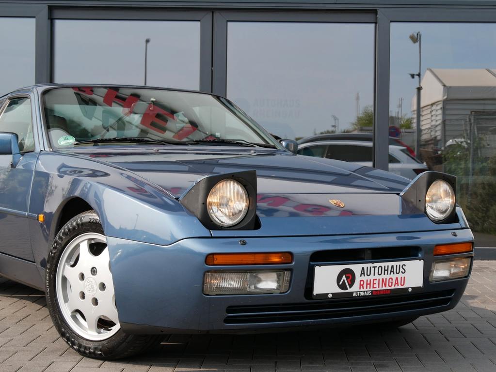 Porsche 944