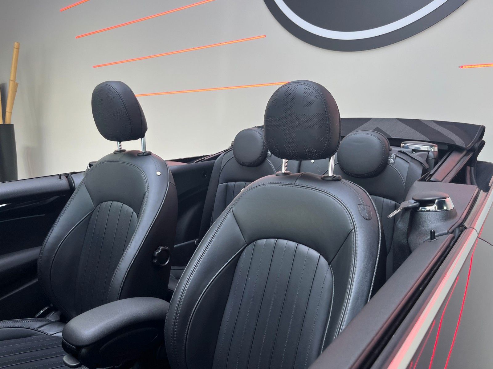 Fahrzeugabbildung MINI John Cooper Works Cabrio Trim*Virtual Cockpit*