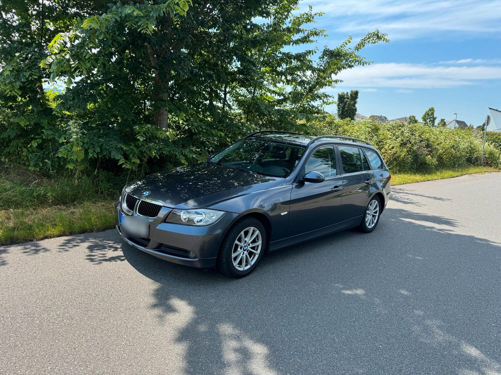BMW 318 2007 — rear view