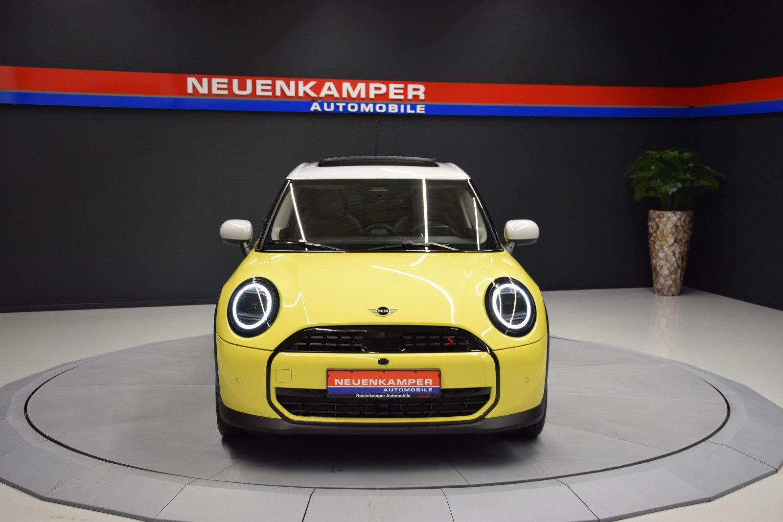 Fahrzeugabbildung MINI Cooper S Classic Trim 5-Türen Paket-L Pano h/k