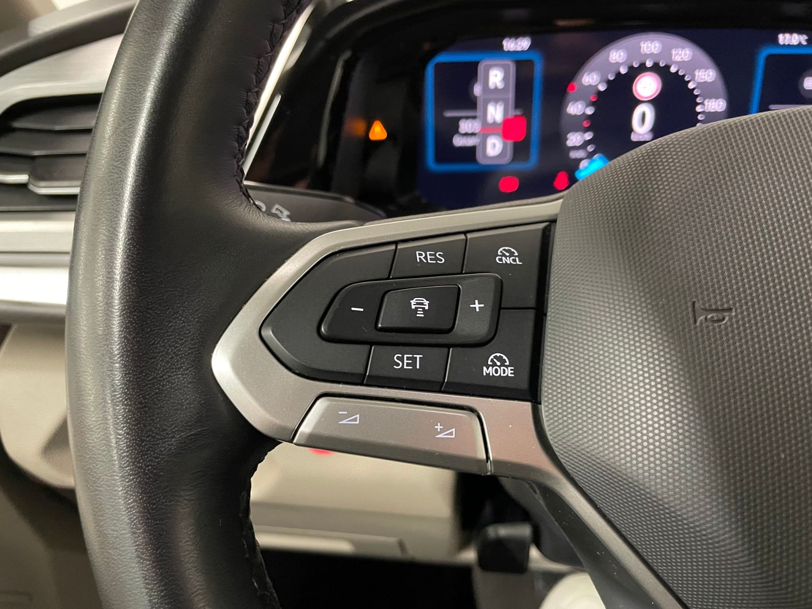 T7 Multivan Life LR 2.0 TDI MATRIX-LED PANO ACC