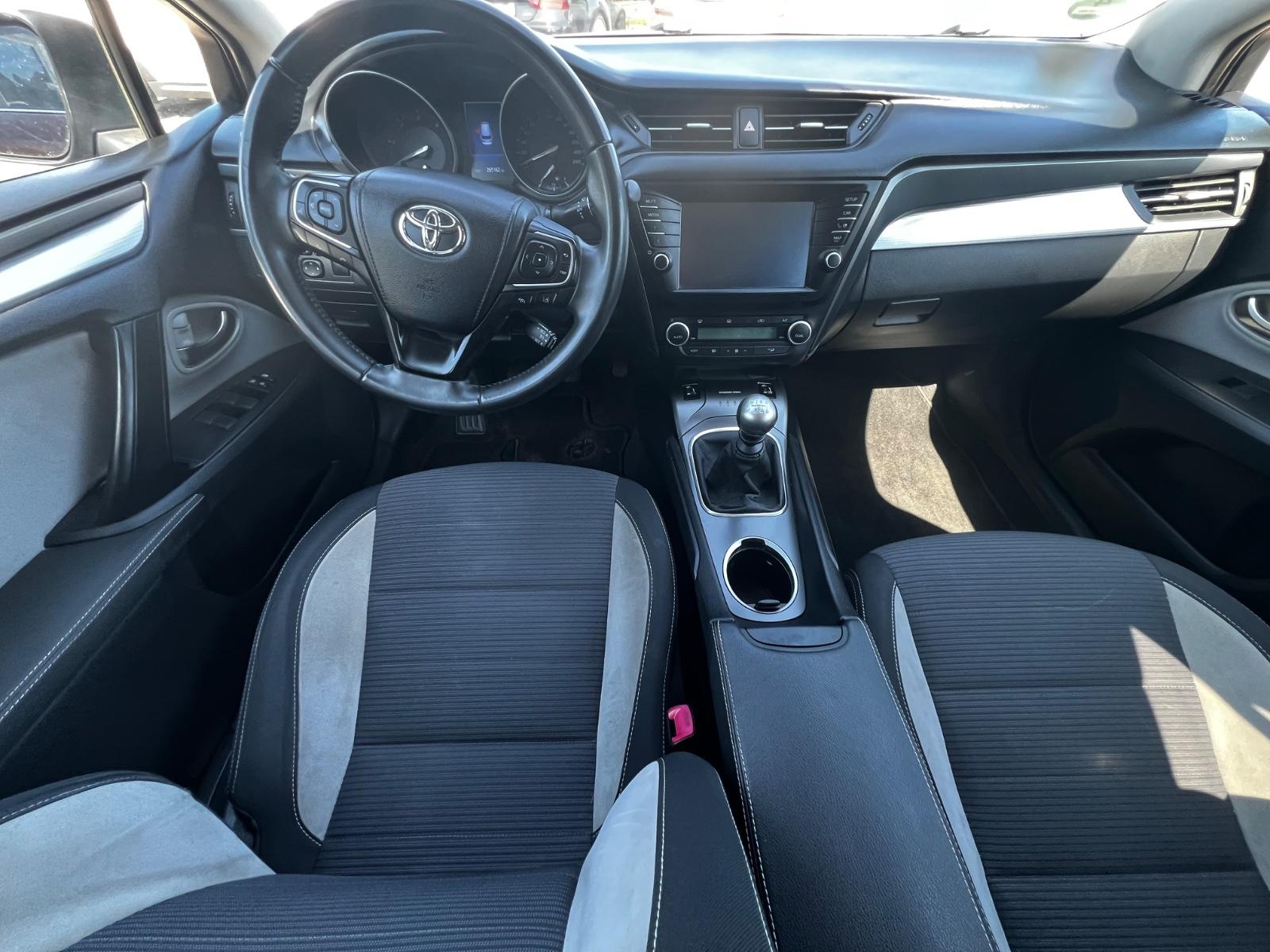 Toyota Avensis 2015 — photo 19