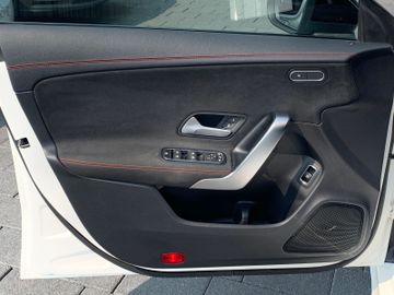 Bild 13 Mercedes-Benz CLA 200 Shooting Brake AMG Automatik MBUX