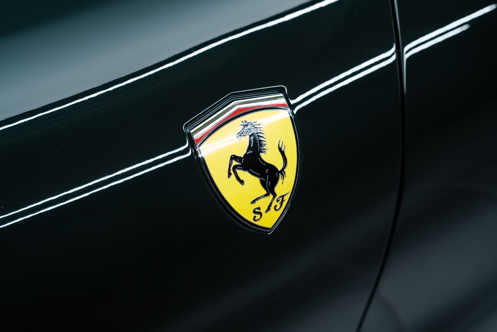 Fahrzeugabbildung Ferrari Roma Spider CARBON/SURROUND/HISTORICAL COLOUR
