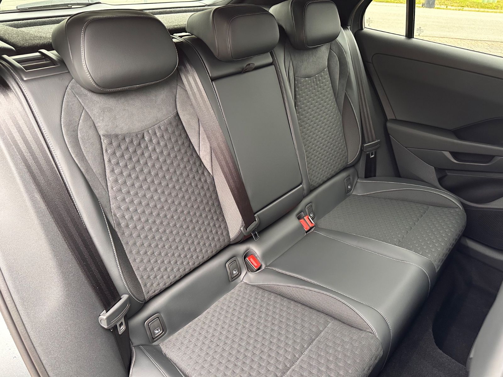 Fahrzeugabbildung Volkswagen T-Roc R Line 1.5 eTSI DSG APP/ACC/AHK/LED/eHeck