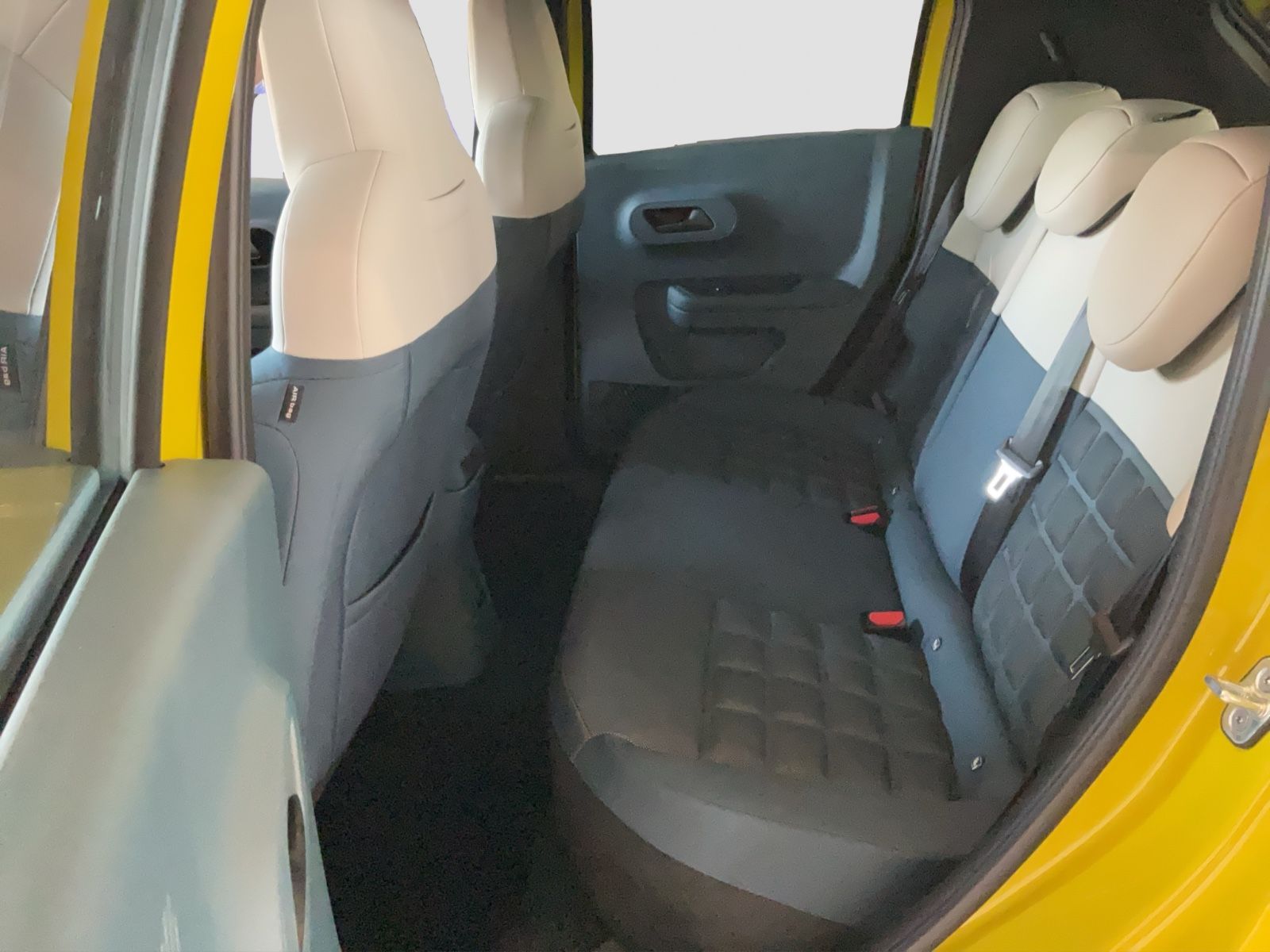 Fahrzeugabbildung Fiat Grande Panda Hybrid La Prima + Winterpaket