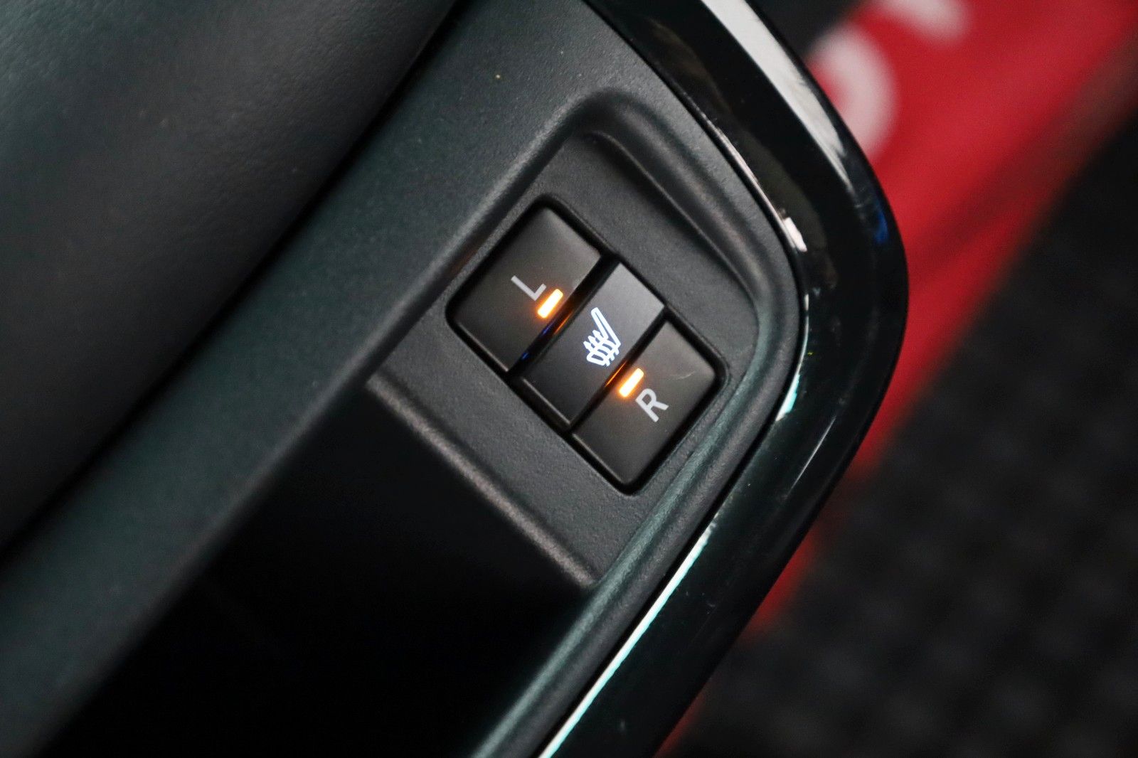 Fahrzeugabbildung Toyota Hilux Invincible,ACC,Rollo el.AHK,Garantie 2028