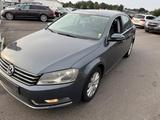 Volkswagen Passat Lim. Comfortline BlueMotion 2.0 TDI - Volkswagen Passat aus 2012 mit Diesel-Antrieb: Limousine