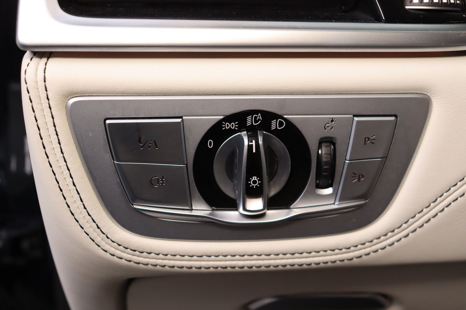 Fahrzeugabbildung BMW 750 L i xDrive M Paket Night-Vision * 4x Massage