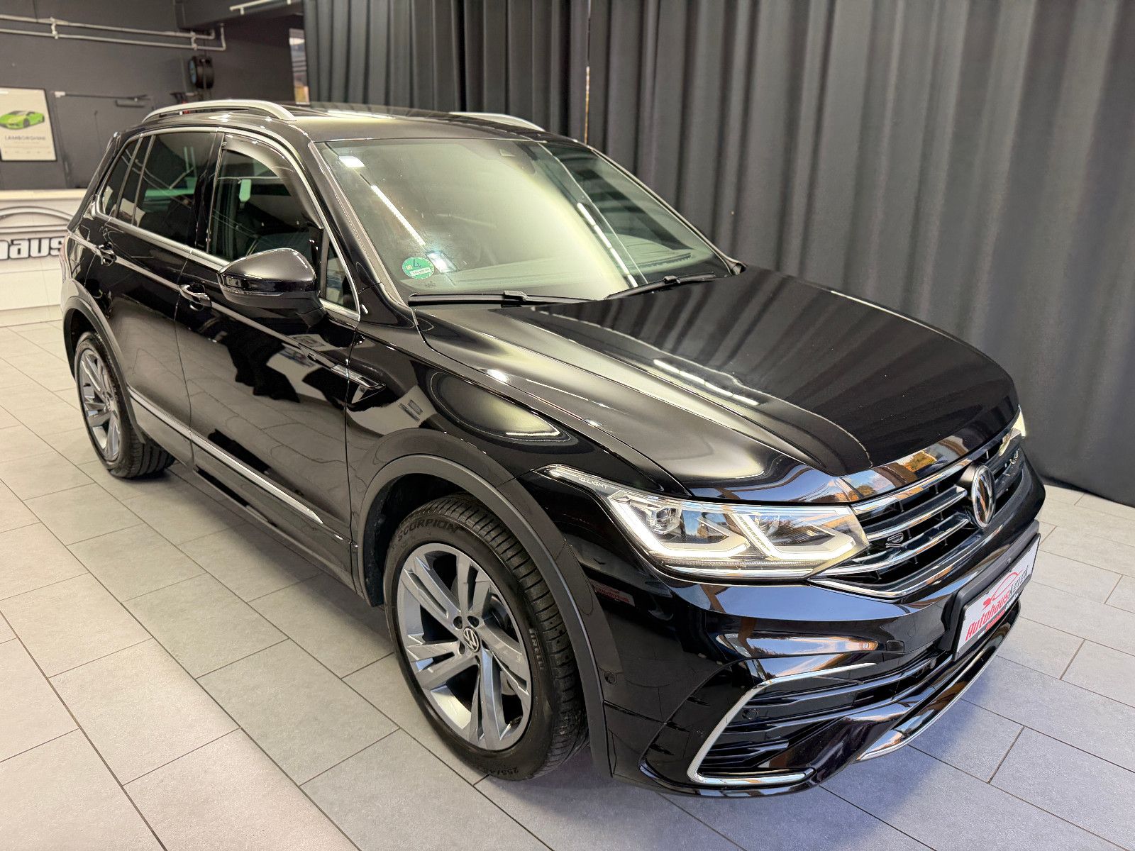Fahrzeugabbildung Volkswagen Tiguan R-Line 4Motion|PANORAMA|360°-KAMERA|ACC