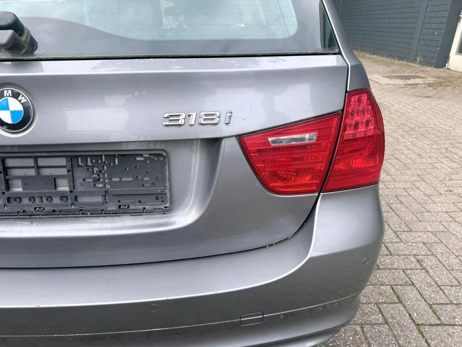 BMW 318 2010 — photo 9
