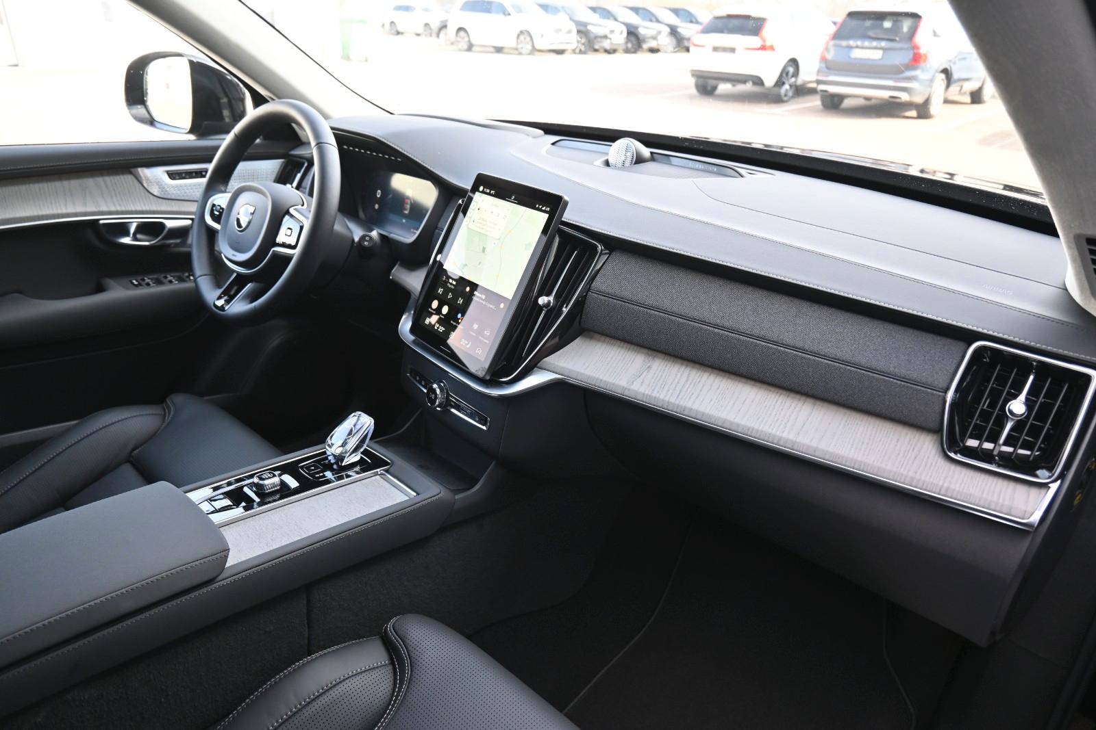 Volvo XC90 T8 AWD Ultra Dark Recharge Plug-In Hybrid