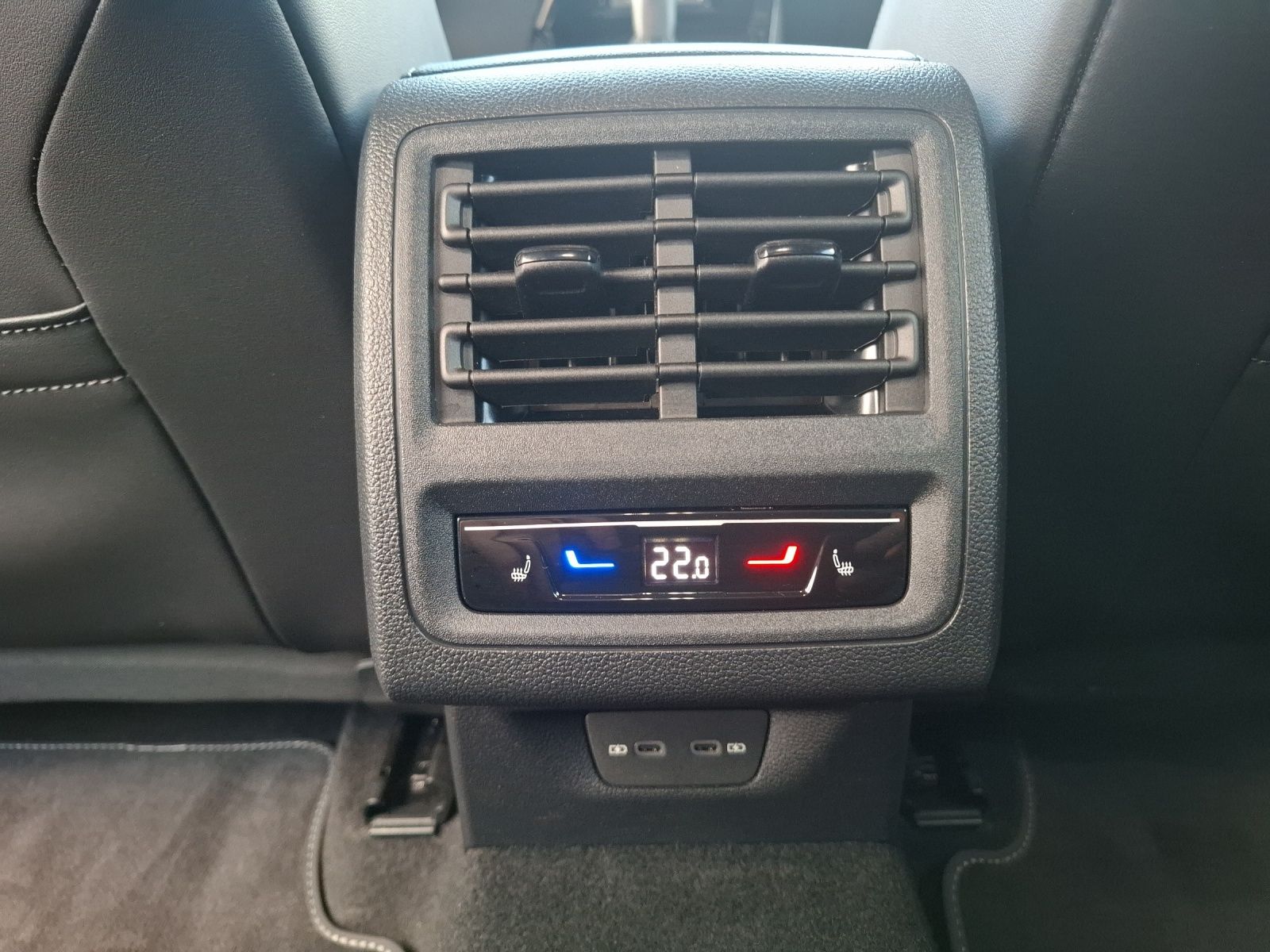 Fahrzeugabbildung Volkswagen Golf VIII TSI R-Line Standhzg. LEDplus APP H&K A