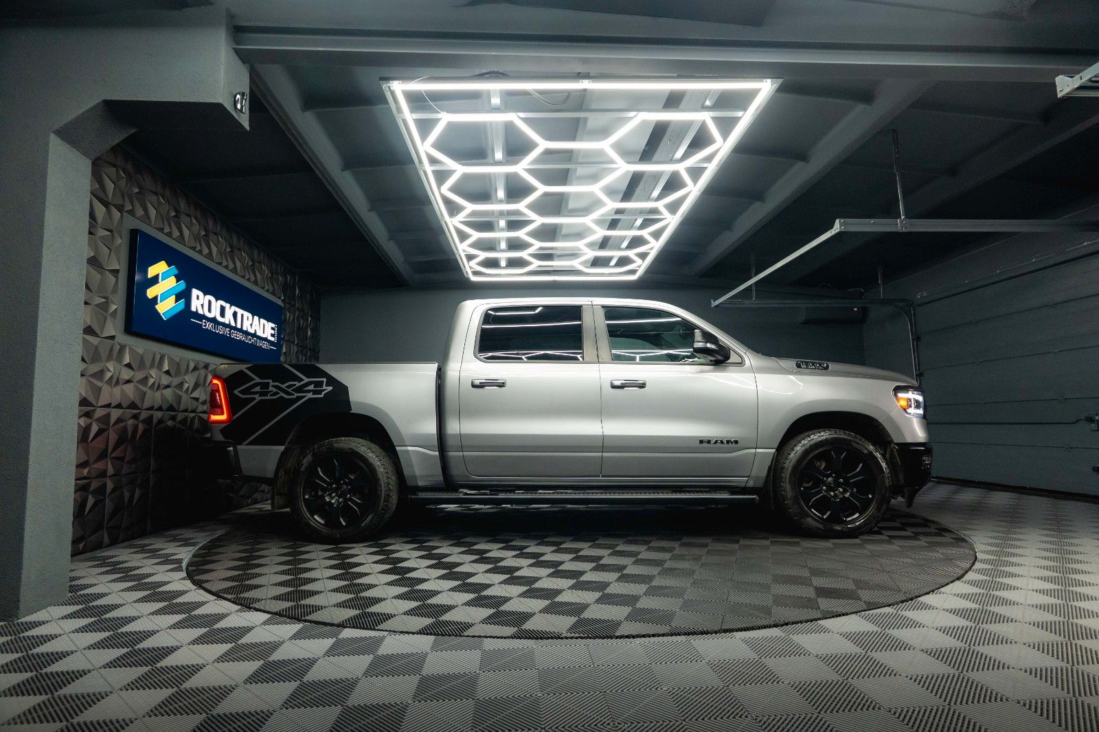 Fahrzeugabbildung Dodge RAM 5.7 V8 HEMI 4x4 OFFROAD Night-Paket *LED*