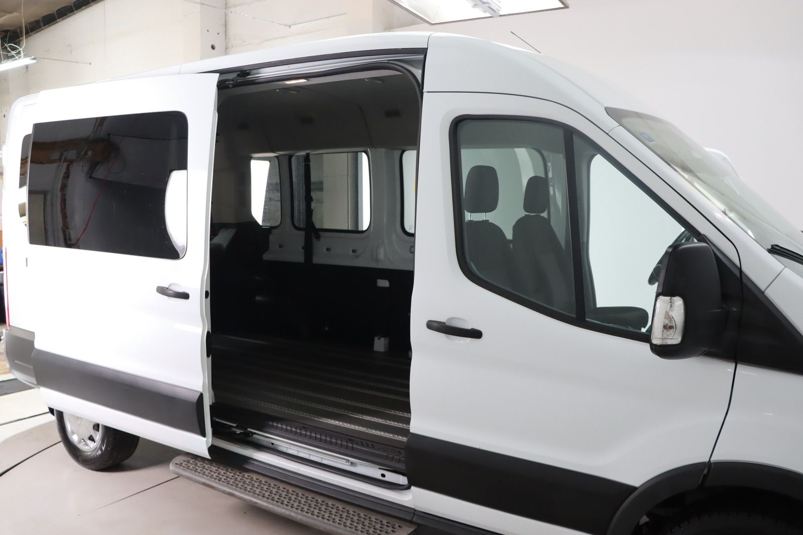 Fahrzeugabbildung Ford Transit 350 L2H2 * Rollstuhlrampe* RFK *