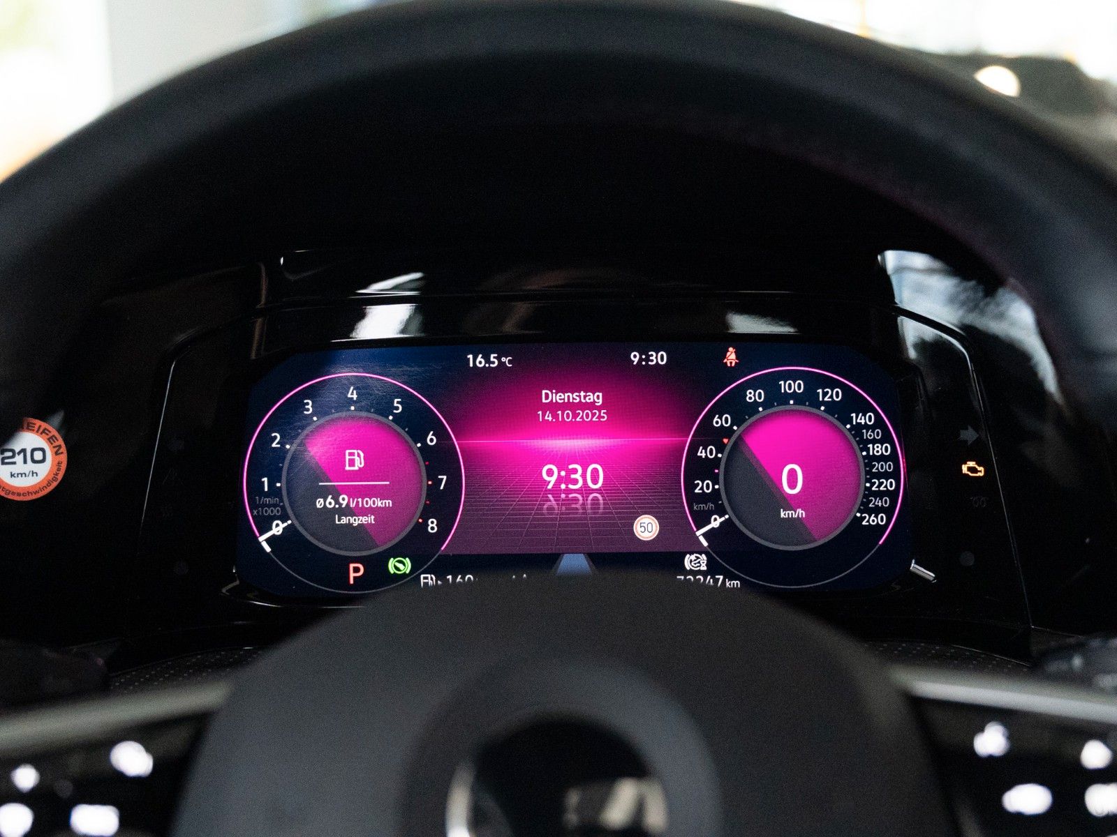 Fahrzeugabbildung Volkswagen Golf VIII Lim. R-Line eTSI AUTOM./STANDHZG./IQ-L