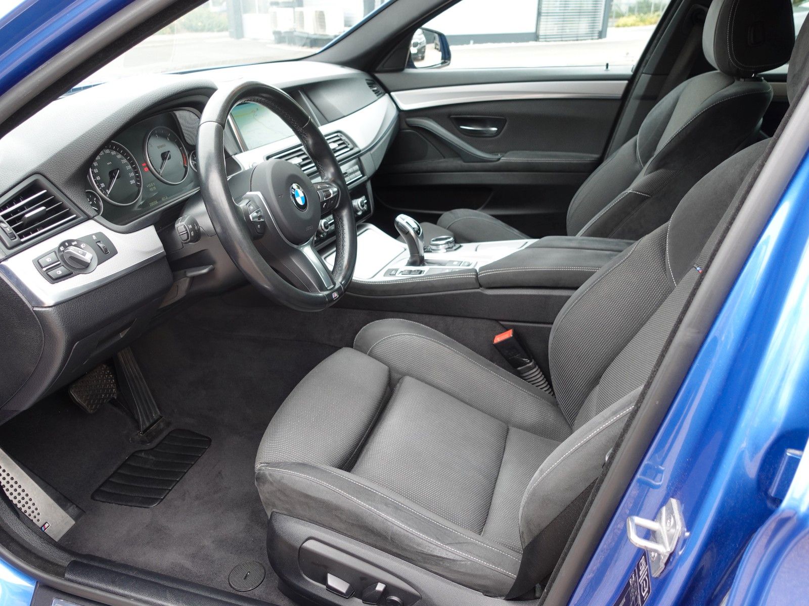 Fahrzeugabbildung BMW 530d xDrive Touring A M Sportpaket Navi/LED/19"/