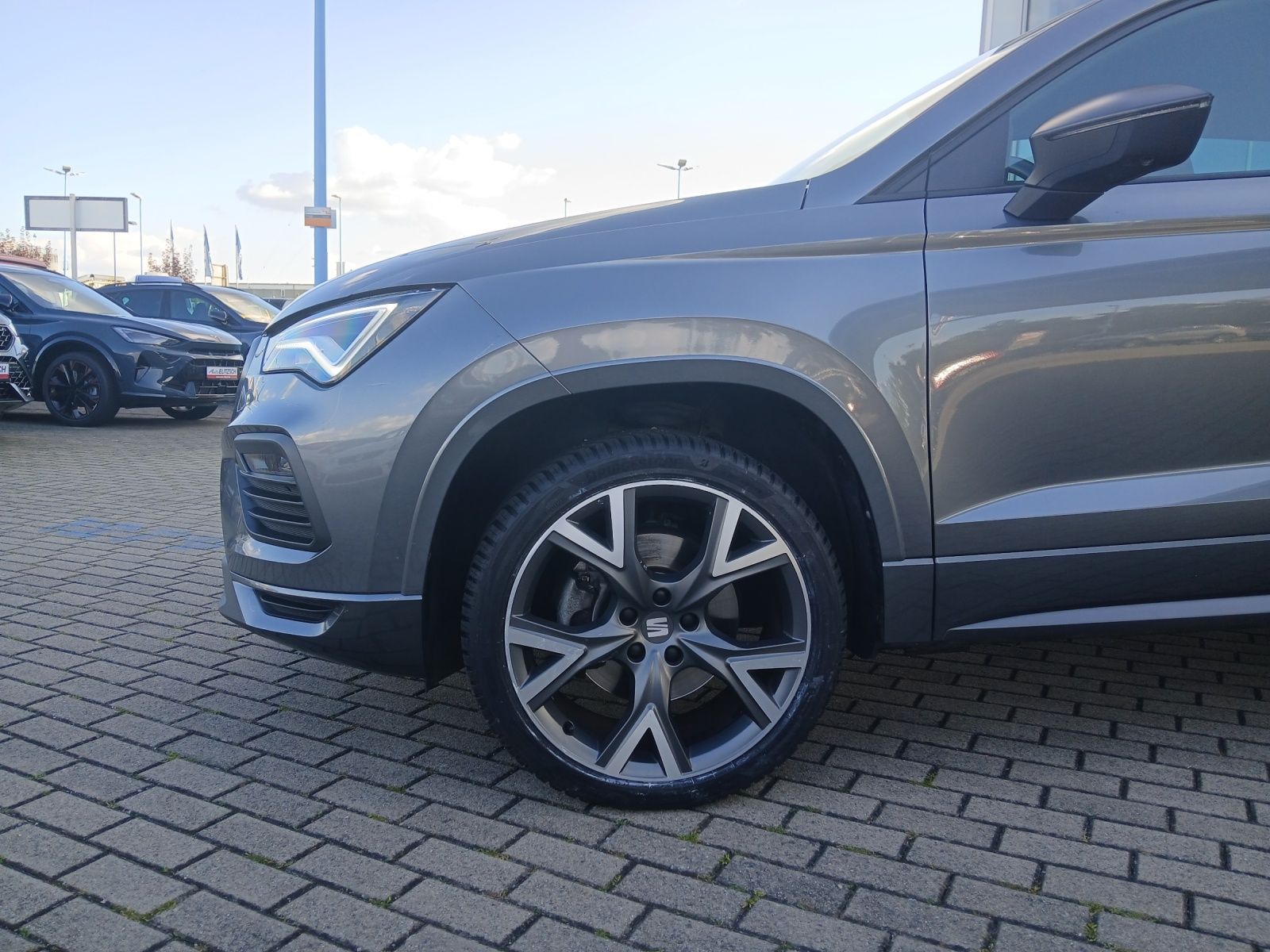 Fahrzeugabbildung SEAT Ateca TSI FR-Line DSG LED AHK Navi AID ACC RFK S