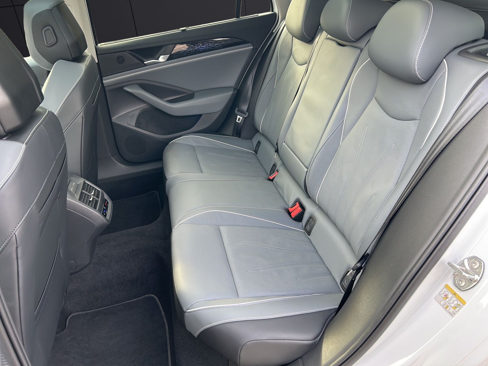 Fahrzeugabbildung Volkswagen Passat Elegance TDI DSG LED ACC 18" AHK Leder Pa