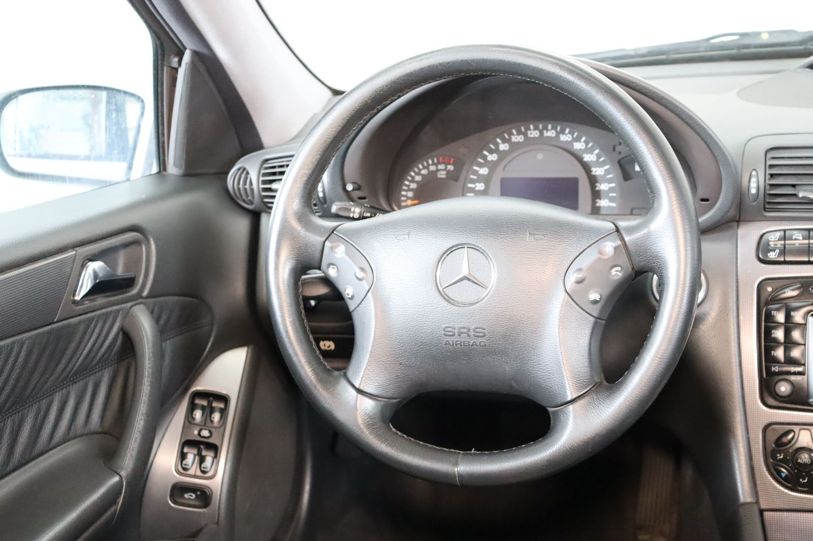 Fahrzeugabbildung Mercedes-Benz C 320 AVANTGARDE 1. Hand * Xenon * Leder * Navi