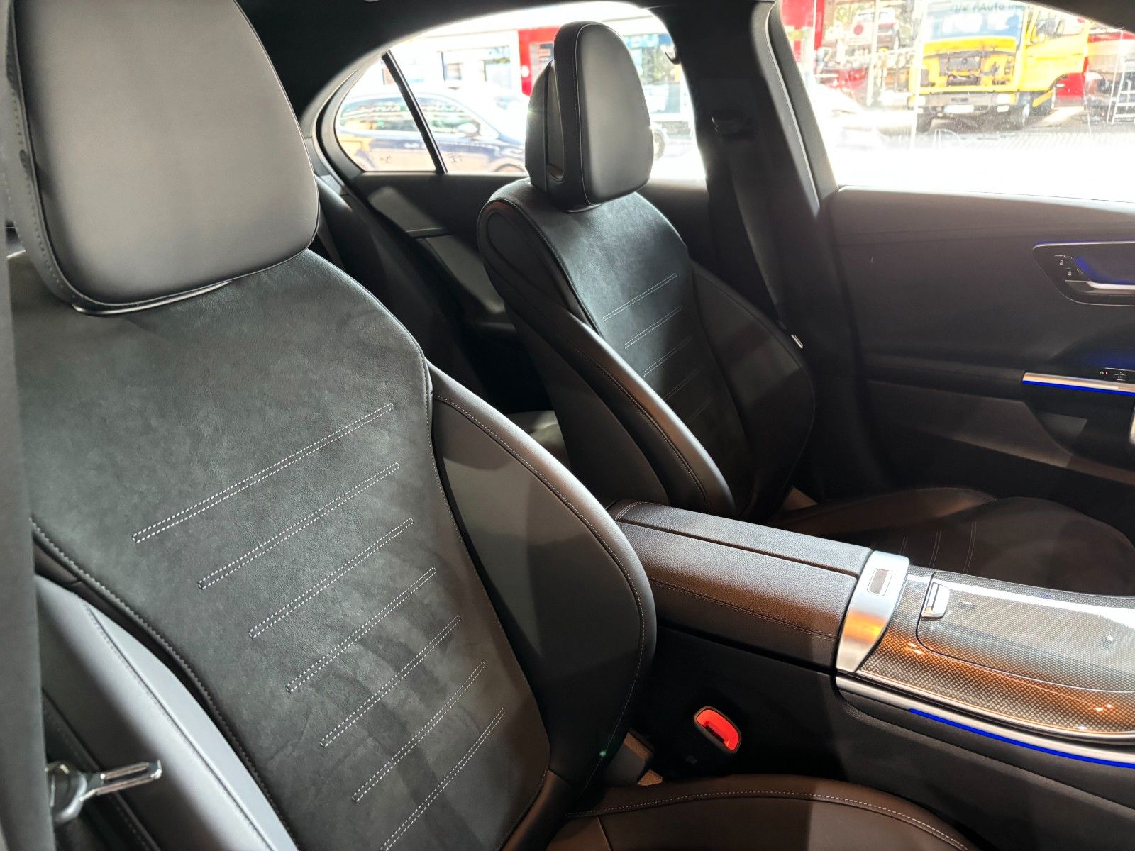 Fahrzeugabbildung Mercedes-Benz C 200 4Matic///AMG LINE//AMBIENTE/KAMERA/CARBON/