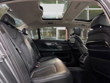 BMW 750 - 8