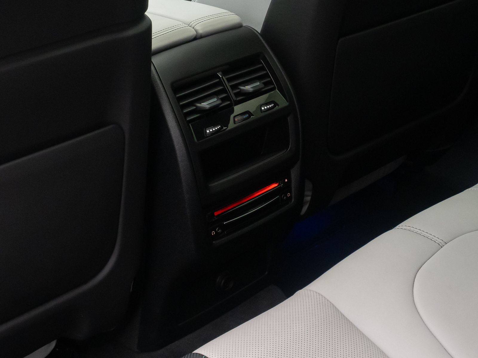 Fahrzeugabbildung BMW X6 M Competition Massage FondEnt Individual Voll