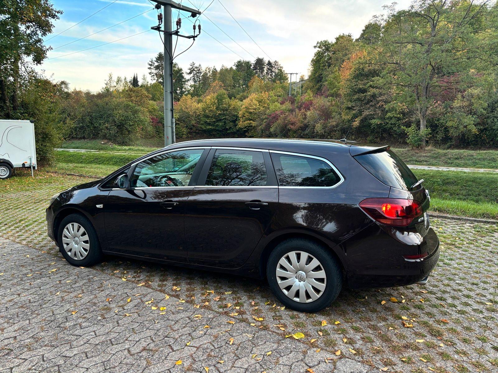 Opel Astra 2011 — interior